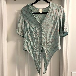 Women's cute floral tie top! 😊💐